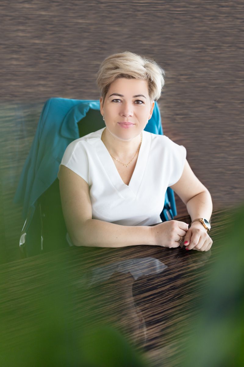 fotografia biznesowa kobieta siedząca przy biurku