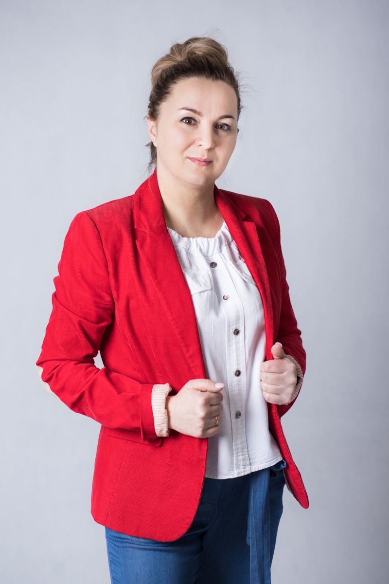 fotografia biznesowa kobieta w czerwonym żakiecie