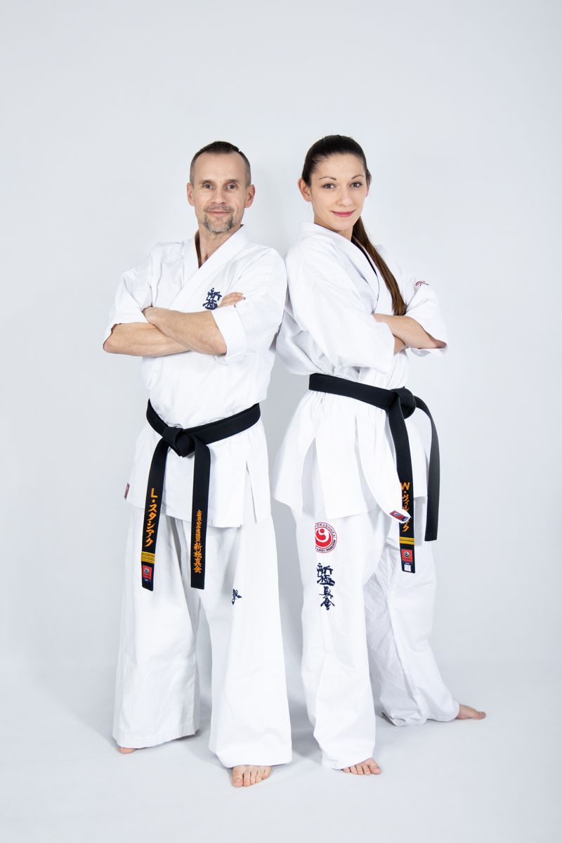 fotografia biznesowa kobieta i mężczyzna w stroju karate