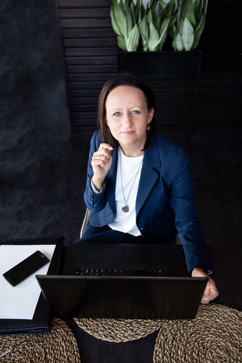 fotografia biznesowa kobieta siedząca przy laptopie