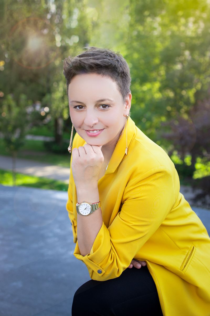 fotografia biznesowa kobieta z krótkimi włosami w żółtym żakiecie