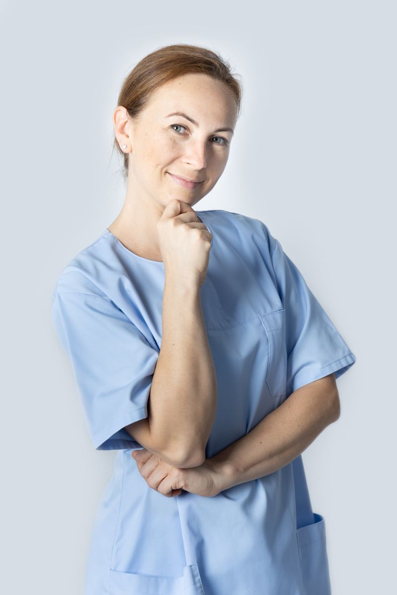 fotografia biznesowa kobieta podolog w niebieskim stroju